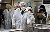 Democratic Party leader Lee Jae-myung in a kitchen at an elementary school in Eunpyeong District, in Seoul on Tuesday. [YONHAP]