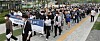 Students from Yonsei University in Sinchon, western Seoul, demand the school refund their tuitions and improve grading systems Thursday. [YONHAP]