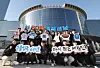 Employees from the Korea International Trade Association (KITA) pose for a photo a day ahead of the 60th anniversary of Trade Day, which falls on Dec. 5, in front of the Starfield COEX Mall in Gangnam District, southern Seoul. The Styrofoam signs they hold show Korea's major exports in chronological order, from squid in the 1960s up to Korean food in the 2010s, as well as automobiles and semiconductors in between. [YONHAP]