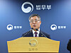 Acting Justice Minister Kim Seok-woo speaks during a briefing held at the government complex in Gwacheon, Gyeonggi, on April 2. [YONHAP]