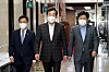 Ruling Democratic Party Chairman Lee Nak-yon, center, on his way to meet with Takeo Kawamura, former Japanese chief cabinet secretary and current head of the Japan-Korea parliamentary group, at the National Assembly in western Seoul on Sunday. [YONHAP]