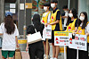 High school students stage a campaign on a street in Daegu on Thursday to encourage people to donate blood. Blood banks across the nation are facing a severe shortage of blood reserves due to the Covid-19 pandemic. [NEWS1]