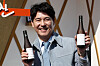 Singer Im Chang-jung poses with bottles of his ″Soju Hanjan″ products at a pop-up store in Sonpa District, souhtern Seoul, on Feb. 26. [NEWS1]