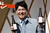 Singer Im Chang-jung poses with bottles of his ″Soju Hanjan″ products at a pop-up store in Sonpa District, souhtern Seoul, on Feb. 26. [NEWS1]