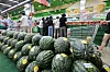 Watermelons are displayed at a discount supermarket in Seocho District, southern Seoul, on Sunday. [YONHAP]