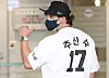 Choo Shin-soo of the SSG Landers poses in an Incheon jersey after arriving at Incheon International Airport on Feb. 25. [YONHAP]