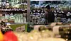 The vegetable section of a grocery store in Seoul in March 2021. While last year household average monthly spending fell, spending on groceries rose as more people stayed home due to Covid-19 social distancing restrictions. Burdens were heavier on low-income household as food and drink prices rose despite average inflation remained low. [YONHAP]