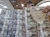 A Hana Bank employee checking yen and dollars at Hana Bank's Counterfeit Notes Response Center in Jung District, central Seoul. [YONHAP]
