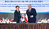 Industry Minister Lee Chang-yang, left, and Poland's Deputy Prime Minister and Minister of State Assets Jacek Sasin shake hands last October after signing a letter of intent to cooperate on the development of a nuclear power plant in Poland.