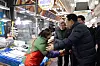 President Yoon Suk Yeol, right, meets with merchants at the Uijeongbu Jaeil Sijang in Gyeonggi on Thursday. [PRESIDENTIAL OFFICE]