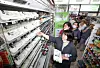 Customers purchase half-price eggs at a 7-Eleven branch in Songpa District, southern Seoul, on Monday. To celebrate 7-Eleven Day in July, the convenience store chain is offering a limited-time 50 percent discount on two types of eggs until July 11. [YONHAP]