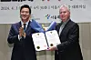 Seoul Mayor Oh Se-hoon, left, and Guus Hiddink, the former national football team's head coach, pose for a photograph after the Dutchman was appointed as the Seoul Philharmonic Orchestra's honorary ambassador on Monday at the City Hall in central Seoul. [NEWS1]