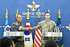 Joint Chiefs of Staff spokesman Col. Lee Sung-jun, left, and United States Forces Korea spokesman Col. Ryan Donald shake hands at a joint press briefing on the Ulchi Freedom Shield exercise at the Defense Ministry in Seoul on Monday. [JOINT CHIEFS OF STAFF]