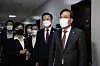 The main opposition People Power Party (PPP) deputy floor leader Song Eon-seog, right, paid a protest visit to the office of the Judiciary and Legislation Committee Chairman Park Kwang-on at the National Assembly on Thursday. [YONHAP]