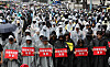 Teachers hold a protest in front of Jonggak Station in downtown Seoul on Saturday. The teachers are demanding that teachers' rights be restored as many of them have suffered from disrepects and overbearing parents. [YONHAP]