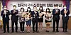 Recipients of the Foreign Language Newspapers Association of Korea's (FNA) award for outstanding journalists pose for a commemorative photo on Monday in a ceremony marking the organization's sixth anniversary at the Korea Press Center in central Seoul. From left: Kwon Chung-won, former CEO of the Korea Herald; Oh Young-jin, president of the Korea Times; Lee Hyo-jin, reporter at the Korea Times; Esther Chung, reporter at the Korea JoongAng Daily; Yang Kyu-hyun, CEO of the Aju Daily; Kim A-rin, reporter at the Korea Herald; Sang Haiqian, reporter at the Aju Daily; Choi Jin-young, CEO of the Korea Herald; Cheong Chul-gun, CEO of the Korea JoongAng Daily. [PARK SANG-MOON]