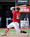 Choi Joo-hwan of the SSG Landers hits a two-run homer against the KT Wiz at KT Wiz Park in Suwon, Gyeonggi, on Sunday. [NEWS1]