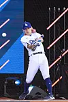 Short track speed skater Kwan Yoon-gy competes for the LA Dodgers team at the London edition of the FTX MLB Home Run Derby X in London on July 21. [SPORTS INTELLIGENCE GROUP]