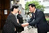 Seoul Mayor Oh Se-hoon, right, shakes hands with a descendant of an independence activist at the provisional government of Korea in Chongqing, Sichuan Province, China, on Sunday. [SEOUL METROPOLITAN GOVERNMENT]