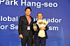Seoul Mayor Oh Se-hoon poses with the Vietnam national soccer team head coach Park Hang-seo during a Seoul tourism briefing event held at Lotte Hotel Saigon in Vietnam on Wednesday. [JOINT PRESS CORPS]