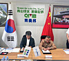 EcoPro CEO Song Ho-jun, left, and Green Eco-Manufacture (GEM) Chairman Xu Kaihua sign an investment deal at GEM's nickel processing facility in Indonesia last week. [ECOPRO]
