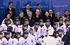 International Olympic Committee (IOC) President Thomas Bach, President Moon Jae-in, Kim Yo-jong, the North Korean leader’s younger sister, and other officials from Seoul and Pyongyang pose with the inter-Korean women’s ice hockey at the PyeongChang Winter Olympics in February 2018. [YONHAP]