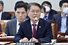 Labor Minister Lee Jung-sik answers questions from lawmakers on the government's controversial workweek reform plan at a general meeting of the National Assembly's environment and labor committee on Tuesday. [YONHAP]