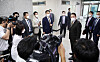 President Yoon Suk-yeol answers reporters’ questions on Cabinet appointments at the presidential office in Yongsan District, central Seoul, Tuesday morning. Later in the afternoon, he appointed Justice Minister Han Dong-hoon and Gender Minister Kim Hyun-sook. [YONHAP]