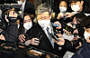 Vice Minister of Justice Lee Yong-gu leaves the ministry building on Wednesday after attending a hearing of the disciplinary committee that issued a two-month suspension against Prosecutor General Yoon Seok-youl. [YONHAP]
