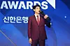 Kiwoom Heroes outfielder Lee Jung-hoo kisses the trophy after winning the most valuable player award in the Korea Baseball Organization at the awards ceremony in Seoul on Nov. 17, 2022. [YONHAP]