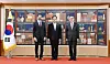 Claudio Raúl Monzón Baeza, left, the first Cuban ambassador to South Korea, poses with Acting President Choi Sang-mok, center, and Foreign Minister Cho Tae-yul after presenting his credentials to Choi on Tuesday afternoon. [MINISTRY OF FOREIGN AFFAIRS]