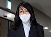 Kim Keon-hee, wife of People Power Party presidential candidate Yoon Suk-yeol, leaves her home in Seocho District, southern Seoul, on her way to work on Wednesday. [YONHAP]