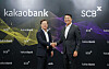 KakaoBank CEO Yoon Ho-young, left, and SCBX CEO Arthid Nanthawithaya sign a partnership deal on Thursday at SCBX headquarters in Bangkok, Thailand.