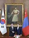 Korean National Assembly Speaker Woo Won-shik, left, shakes hands with Mongolian parliamentary Speaker Dashzegve Amarbayasgalan in Ulaanbaatar on April 28. [STATE GREAT KHURAL OF MONGOLIA]