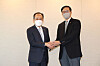 Finance Minister Choo Kyung-ho, left, and Bank of Korea Governor Rhee Chang-yong before the meeting in central Seoul on Monday. [BANK OF KOREA]