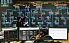 Officials monitor power supply and demand at the regional office of Korea Electric Power Corporation in Suwon, Gyeonggi, on Monday. Power demand is increasing amid a cold wave. [YONHAP]