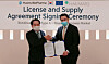 Kim Yeong-mok, left, CEO of Huons BioPharma and Patrick Brenske, CEO of Haemato Pharm, pose for a photo after signing a supply deal on Monday at the Huons headquarters in Pangyo, Gyeonggi. [HUONS BIOPHARMA]