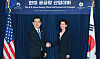 Lee Chang-yang, left, Minister of Trade, Industry and Energy, and Gina Raimondo, U.S. Secretary of Commerce, pose for a photo during a ministerial meeting on supply chain held on Thursday in Washington. [MINISTRY OF TRADE, INDUSTRY AND ENERGY]