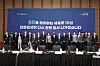 Science Minister Lim Hye-sook, tenth from left, poses with the participants of the even hosted by the ministry to discuss the Korean government's 6G strategy on Wednesday at Conrad Hotel in western Seoul. [YONHAP]