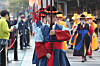 At the main gate of Deoksu Palace in central Seoul on Tuesday, actors resume the daily changing of the guard ceremony, which has been suspended since Feb. 1 because of the Covid-19 outbreak. [YONHAP]
