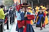 At the main gate of Deoksu Palace in central Seoul on Tuesday, actors resume the daily changing of the guard ceremony, which has been suspended since Feb. 1 because of the Covid-19 outbreak. [YONHAP]