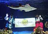 Two divers dressed in hanbok (traditional Korean clothes) greet visitors ahead of Chuseok with an underwater sign that says 'Happy Chuseok' at Aqua Planet Gwanggyo in Suwon, Gyeonggi, on Sept. 29. [YONHAP]