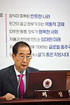 Prime Minister Han Duck-soo presides over a Cabinet meeting at the government complex in Seoul on Oct. 25. [YONHAP]