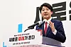 Lee Jun-seok, the frontrunner of the People Power Party's chairmanship race, gives a speech on Sunday at the party's joint speech session in Gwangju. [NEWS1]