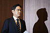 Samsung Electronics Vice Chairman Lee Jae-yong enters a conference room at the company's office in Seocho-dong, southern Seoul, on May 6 to apologize for past wrongdoings. [YONHAP]