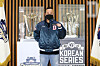 Yoo Hee-kwan poses after re-signing with the Doosan Bears on a one-year deal at a maximum 1 billion won ($910,000). [YONHAP]