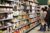 Flour is sold at a discount mart in Seoul on Sunday. The price of flour is expected to rise following India’s decision to ban wheat exports as of May 13. India is the world’s second-biggest producer of wheat. [YONHAP]