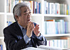 Hwang Tae-yeon, Dongguk University honorary professor of political science at his offie in Gangnam, southern Seoul, on Feb. 23. [CHOI YOUNG-JAE]