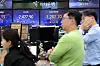 A screen in Hana Bank's trading room in central Seoul shows the Kospi closing at 2,427.90 points on Wednesday, down 37.74 points, or 1.53 percent, from the previous trading day. [YONHAP]