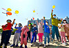 Kids fly balloon helicopters in a STEAM (Science, Technology, Engineering, Arts and Math) Day event at an elementary school in Suwon, Gyeonggi,on Wednesday. [YONHAP]